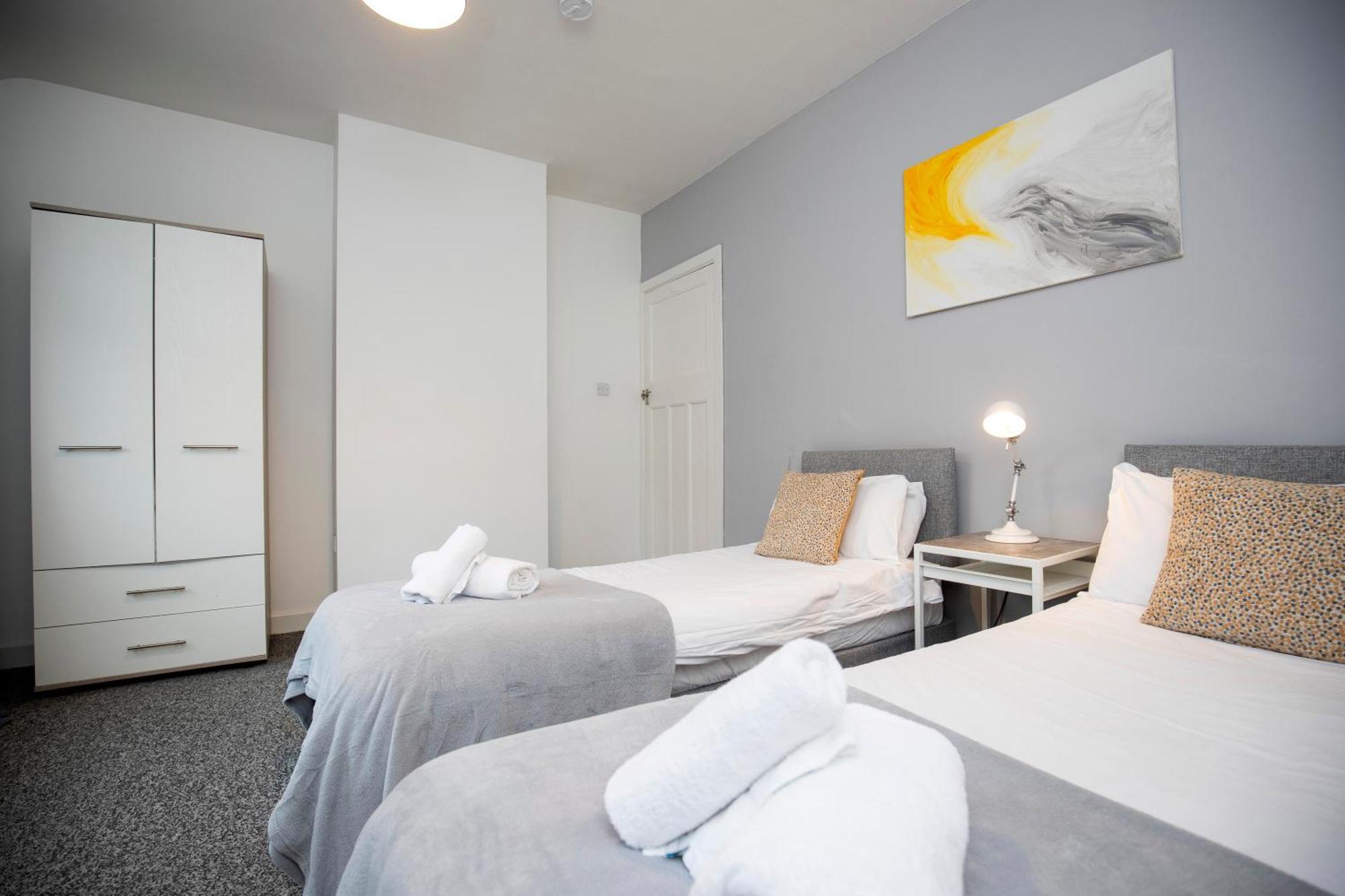 Quiet And Comfy House With 2 Bedrooms And 2 Bathrooms Super Fast Wifi And Crisp Hotel Standard White Linen Hosted By Our Home Short Stays ดาร์ลิงตัน ภายนอก รูปภาพ