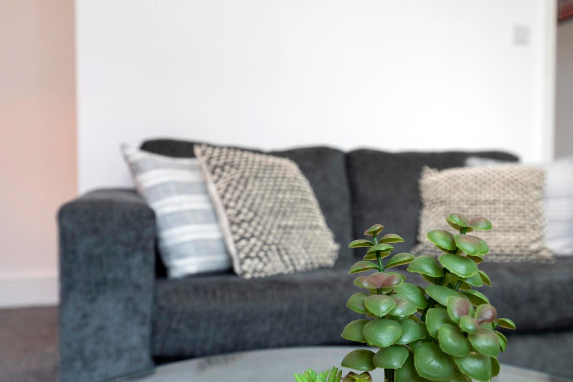 Quiet And Comfy House With 2 Bedrooms And 2 Bathrooms Super Fast Wifi And Crisp Hotel Standard White Linen Hosted By Our Home Short Stays ดาร์ลิงตัน ภายนอก รูปภาพ